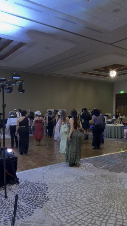 Pista de baile e iluminación en un salón