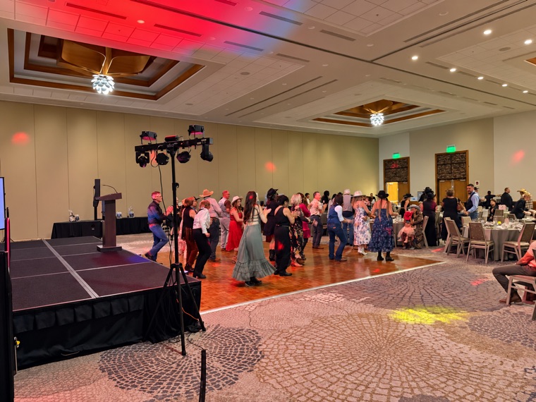Pista de baile en un salón con iluminación para eventos.