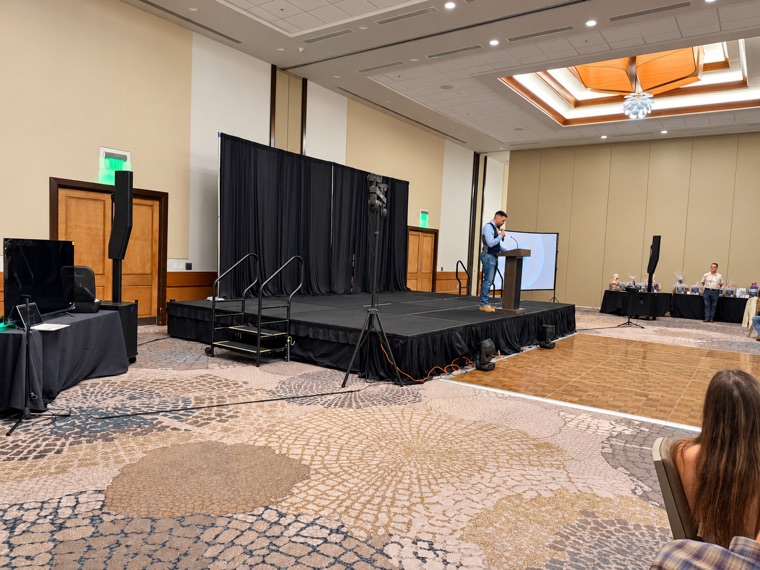 Sistema de sonido en un salón para discursos y anuncios.