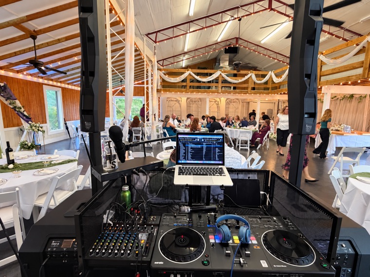 Detrás de la cabina del DJ en una recepción interior.