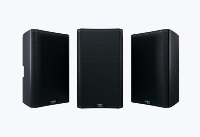 Altavoz activo QSC mostrado como ejemplo de equipo para bodas